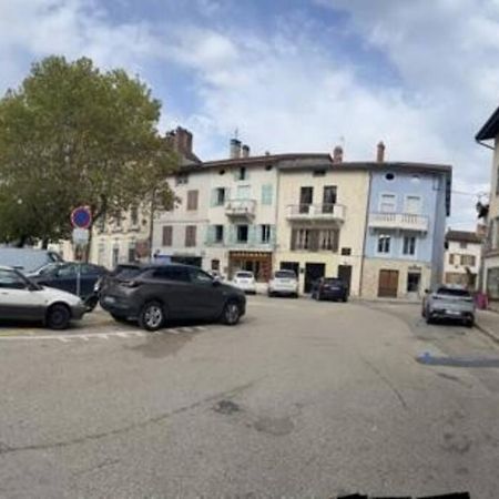 Appartement Sur La Place De Poncin Екстериор снимка