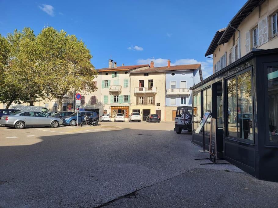 Appartement Sur La Place De Poncin Екстериор снимка